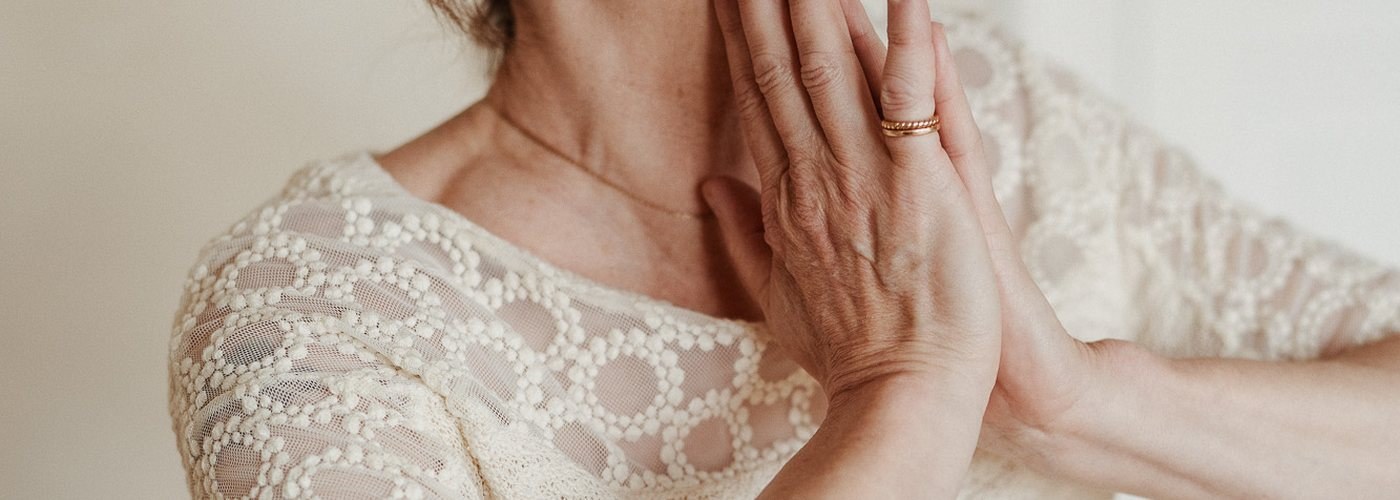 Zwei Hände liegen aneinander vor der Brust