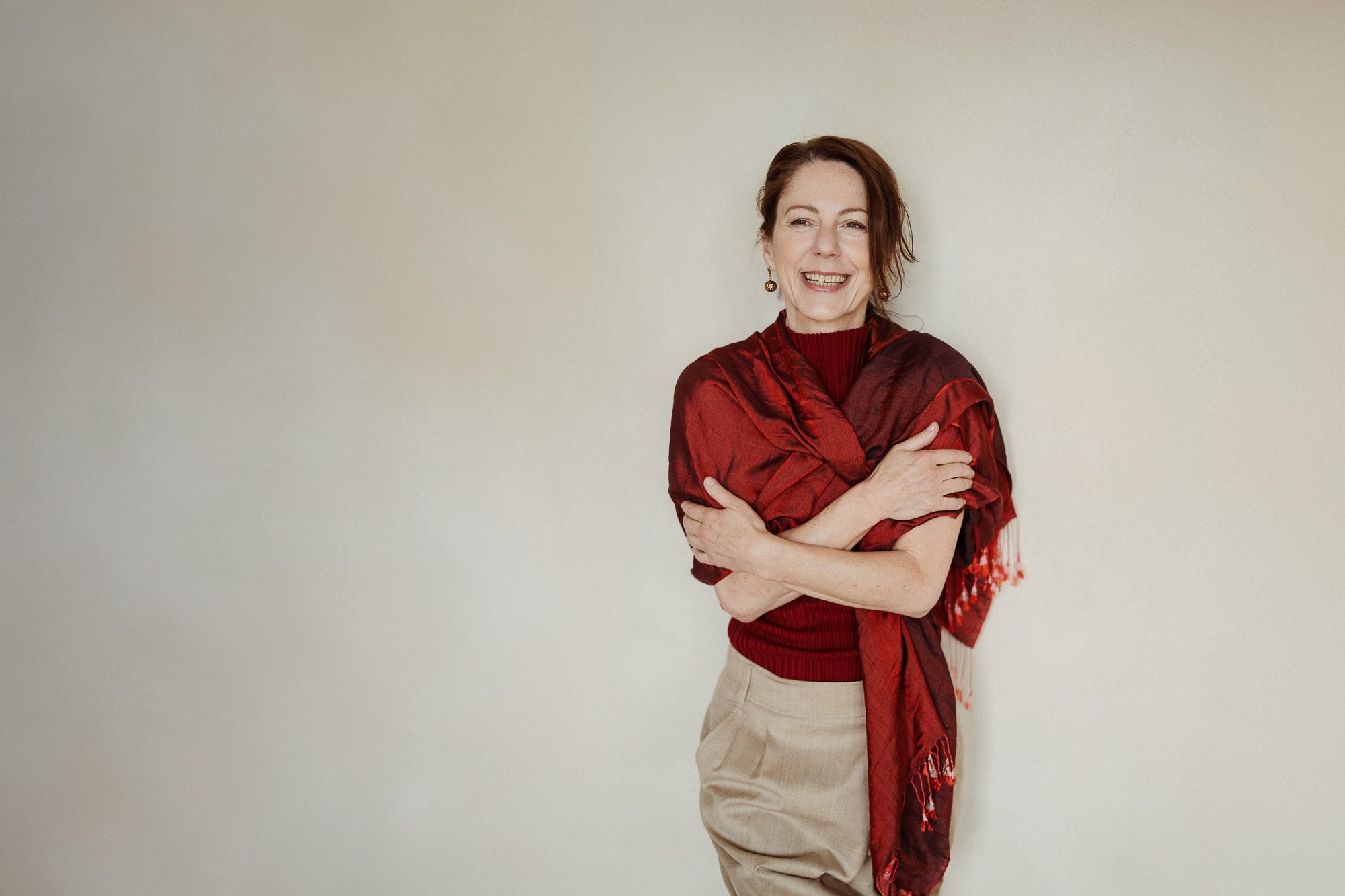 Gabriella Rist, GANESHASHALA® Trauma Fachakademie, Expertin für neurosomatische Traumabegleitung, im roten Tuch